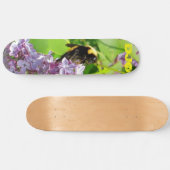 Hummeln auf Lilac Bush mit Ihren Initialen Skateboard (Horizontal)