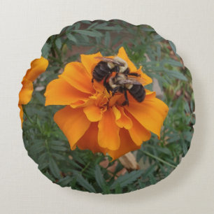 Hummeln auf Ringelblume Rundes Kissen