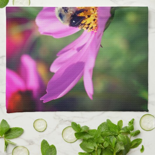 Hummeln auf rosa Kosmos-Blume Geschirrtuch (Gefaltet)