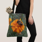 Hummeln auf Tagetes-Blüte Tasche (Von Nahem)