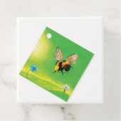 Hummeln, die über die Wiese fliegen Geschenkanhänger (Beispiel)