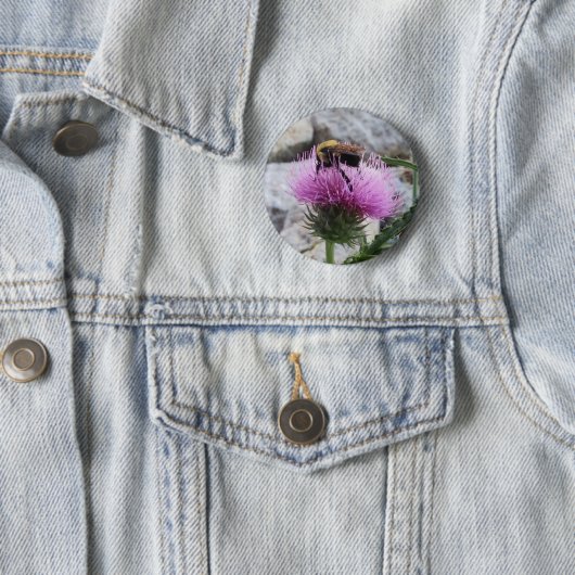 Hummeln ernten eine Lila Thristle-Blume Button (Beispiel)