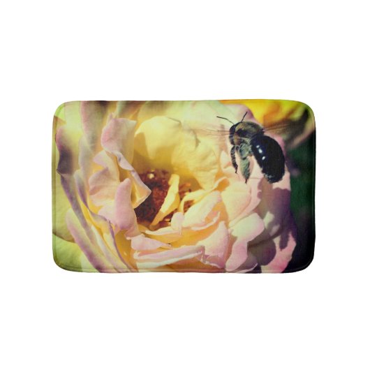 Hummeln fliegt in rosa Rose Nah hoch Badematte (Vorderseite)