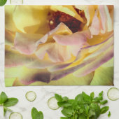 Hummeln fliegt in rosa Rose Nah hoch Geschirrtuch (Gefaltet)