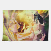 Hummeln fliegt in rosa Rose Nah hoch Geschirrtuch (Horizontal)