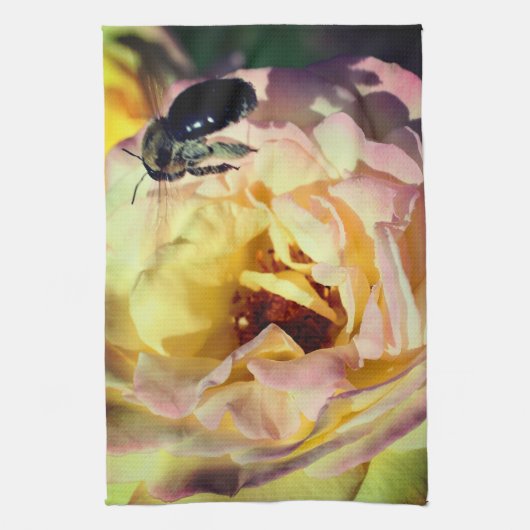 Hummeln fliegt in rosa Rose Nah hoch Geschirrtuch (Vertikal)