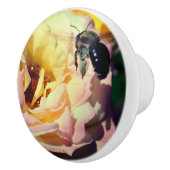 Hummeln fliegt in rosa Rose Nah hoch Keramikknauf (Rechts)