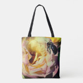 Hummeln fliegt in rosa Rose Nah hoch Tasche (Rückseite)