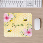 Hummeln, gelbe Honigwabenkraut, rosa Blumenbeete Mousepad<br><div class="desc">Gelber,  weißer Hintergrund mit Wabenmuster. Blume mit rosa tropischen Blumen,  Hibiskus und Hummeln. Ihr Name mit einem grünen handgeschriebenen Stilskript geschrieben. Ideal für Ihre Zuhause im Sommer.</div>