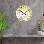 Hummeln, Honigblütenblüten  Runde Wanduhr<br><div class="desc">Niedliche Hummeln,  gelbe Blüten und tropfender Honig aus Honigwaben. Personalisieren Sie Ihren Namen und den Namen Ihrer Sommerferien Zuhause,  Hütte. Goldene Zahlen.  Diese Uhr ist auch in unserem Geschäft mit goldenen Zahlen erhältlich.</div>