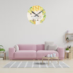 Hummeln, Honigblütenblüten Runde Wanduhr<br><div class="desc">Niedliche Hummeln,  gelbe Blüten und tropfender Honig aus Honigwaben. Personalisieren Sie Ihren Namen und den Namen Ihrer Sommerferien Zuhause,  Hütte.</div>