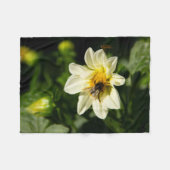 Hummeln und weißes Dahlia-Foto Fleecedecke (Vorderseite (Horizontal))
