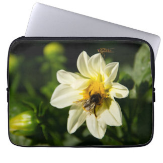 Hummeln und weißes Dahlia-Foto Laptopschutzhülle