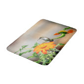 Hummingbird auf einer blühenden Pflanze Badematte (Schrägansicht)