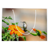 Hummingbird auf einer blühenden Pflanze Große Geschenktüte (Rückseite)