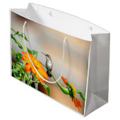 Hummingbird auf einer blühenden Pflanze Große Geschenktüte (Rückseite Schrägansicht)