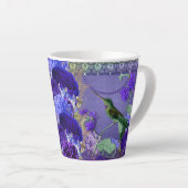 Hummingbird auf lila Kristall und Spitzen mit Milchtasse (Rechte Ecke)