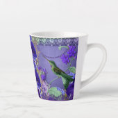 Hummingbird auf lila Kristall und Spitzen mit Milchtasse (Rechts)