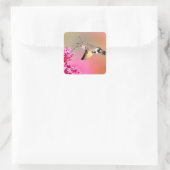 Hummingbird Hawk-Moth-Schmetterling im Flug Quadratischer Aufkleber (Tasche)