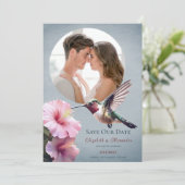 Hummingbird & Hibiskus Foto Save the Date | Blau Ankündigung (Stehend Vorderseite)