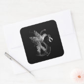 Hummingbird Holding White Ribbon Lung Cancer Aware Quadratischer Aufkleber (Umschlag)