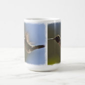 Hummingbird im Flug nach Weiß Kaffeetasse (Mittel)