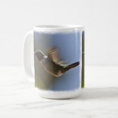 Hummingbird im Flug nach Weiß Kaffeetasse (Vorderseite Links)