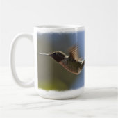 Hummingbird im Flug nach Weiß Kaffeetasse (Links)