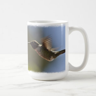 Hummingbird im Flug nach Weiß Kaffeetasse