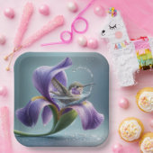 Hummingvogel baden in einem Iris-Blossom Pappteller (Party)