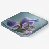 Hummingvogel baden in einem Iris-Blossom Pappteller (Gewinkelt)