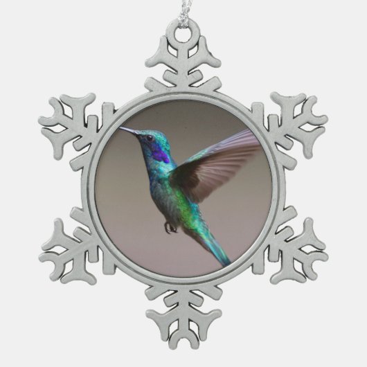 Hummingvogel im Flug Schneeflocken Zinn-Ornament (Vorderseite)