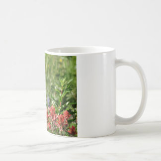 Hummingvogel in wild lebenden Blume Kaffeetasse