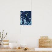 Hummingvogel mit tropischem Blattwerk in dunkelbla Poster (Küche)