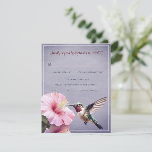 Hummingvogel und Hibiskus | Lila Hochzeit RSVP (Stehend Vorderseite)