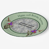 Hummingvogel und Iris Personalisiertes Foto Geburt Pappteller (Schrägansicht)