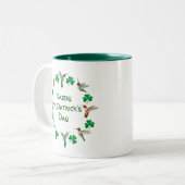 Hummingvögel und Kleeblätter Happy St. Patrick's D Zweifarbige Tasse (Vorderseite Links)