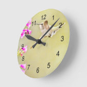 Hummingvogel und rosa Blüten Runde Wanduhr (Winkel)