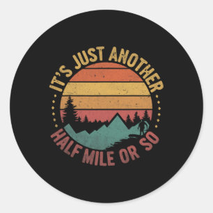 Humor Wanderer Retro Vintage Es ist nur eine weite Runder Aufkleber