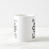 Humorales Kaffeekonzept, das die Meinungen hervorh Kaffeetasse (Mittel)