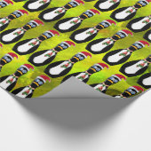 Humorer frazzled Santa Penguin auf Chartreuse v2 Geschenkpapier (Ecke)
