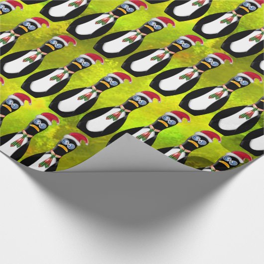Humorer frazzled Santa Penguin auf Chartreuse v2 Geschenkpapier (Ecke)