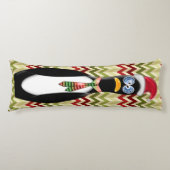 Humorer Santa Penguin auf Rot und Grün Zig Zags Seitenschläferkissen (Vorderseite)