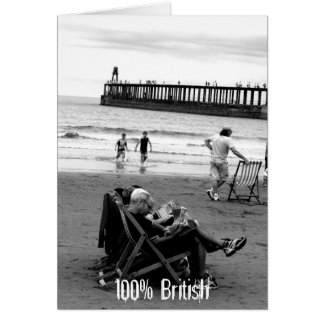 Humorvolle Briten am Meer in Monochrom