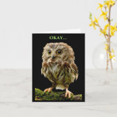 Humorvolle Eule wählt die lustige Option aus Karte (Gelbe Blume)