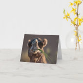 Hump Day Camel Feasting auf grünem Gras Karte (Gelbe Blume)