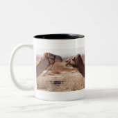 Hump Day Camels Zweifarbige Tasse (Links)