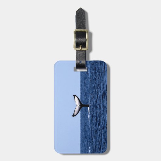 Humpback Whale im Ozean Gepäckanhänger (Vorderseite vertikal)