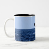 Humpback Whale im Ozean Zweifarbige Tasse (Links)