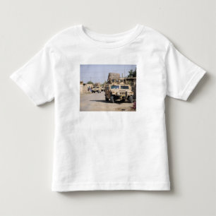 Humvees Führungssicherheit während einer Kleinkind T-shirt